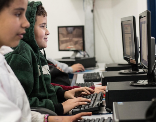 Como prevenir a violência digital entre crianças e adolescentes