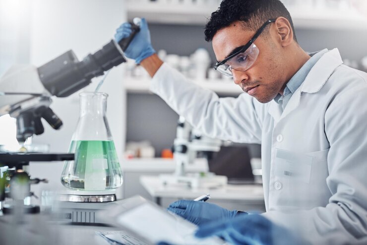 Dia do farmacêutico: descubra o vasto universo da profissão na indústria e na saúde pública