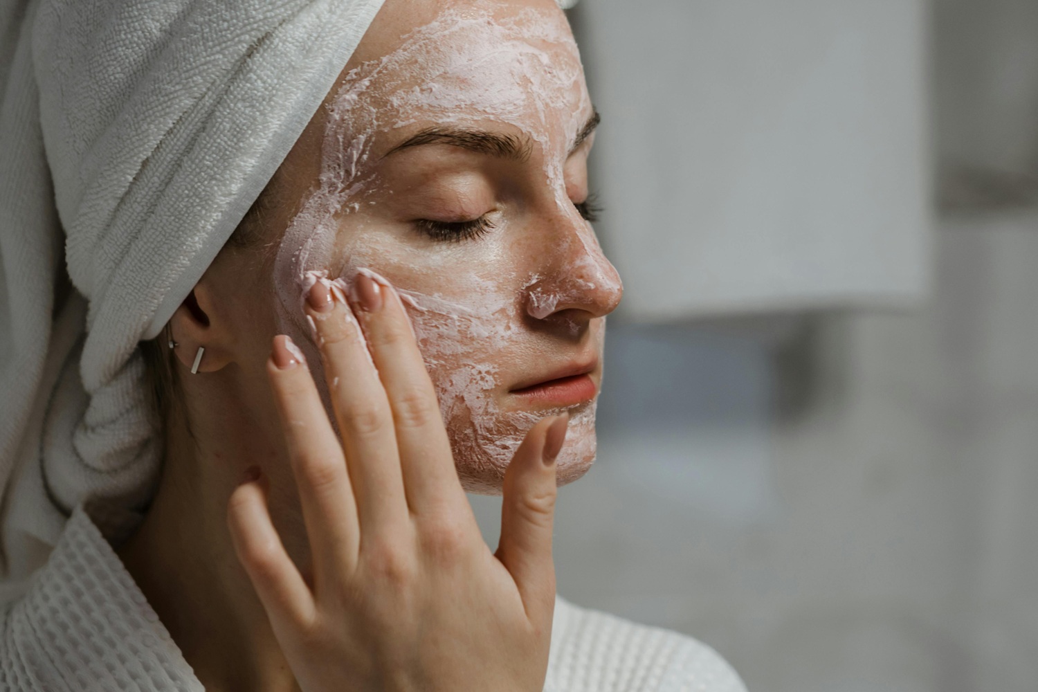 Excesso de produtos de skincare pode causar "burnout da pele" e outros danos, alerta especialista