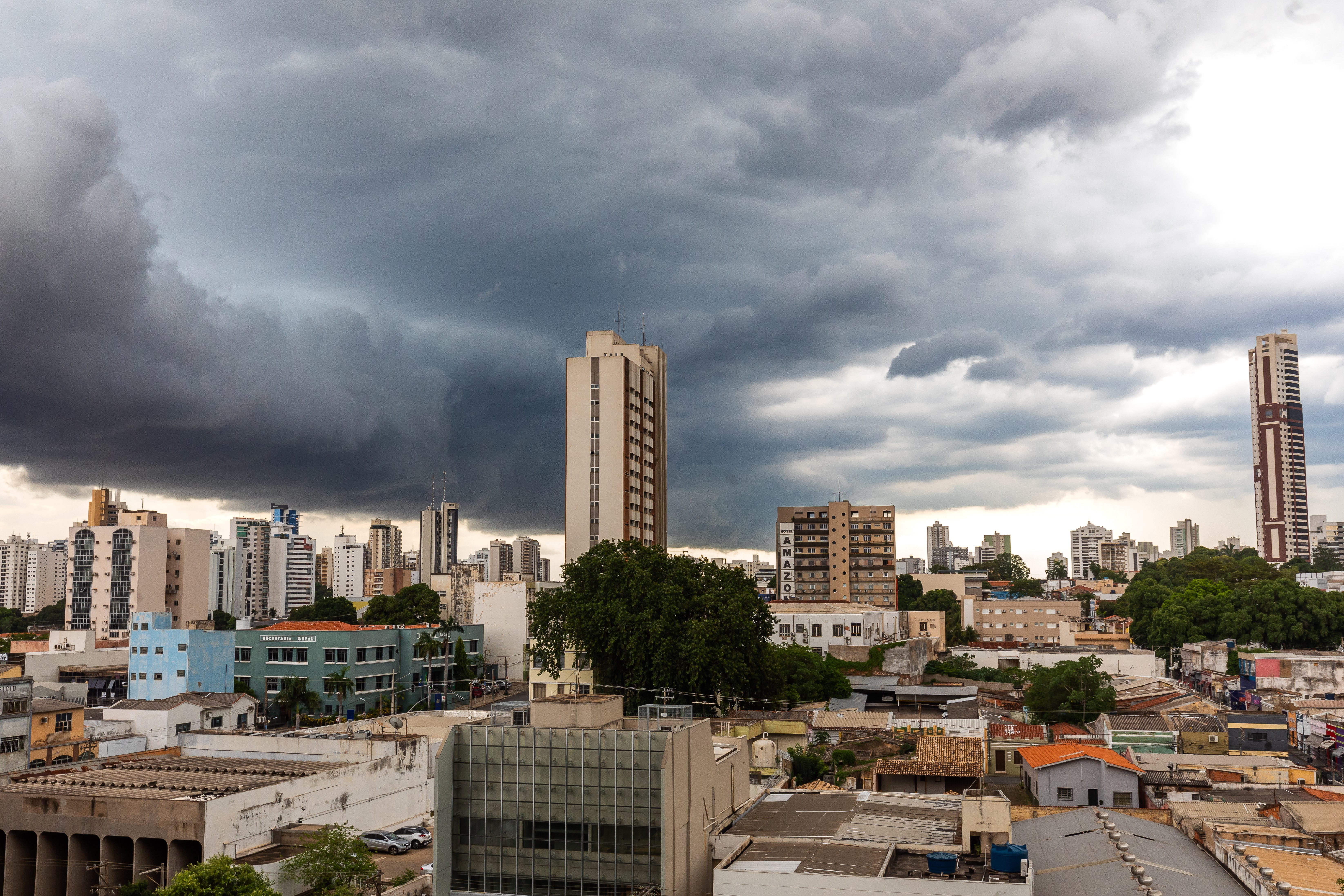 Tempestade com ventos de até 100 km/h colocam 57 municípios de MT em alerta; saiba quais