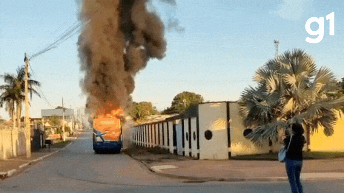 VÍDEO: ônibus pega fogo em Várzea Grande (MT)