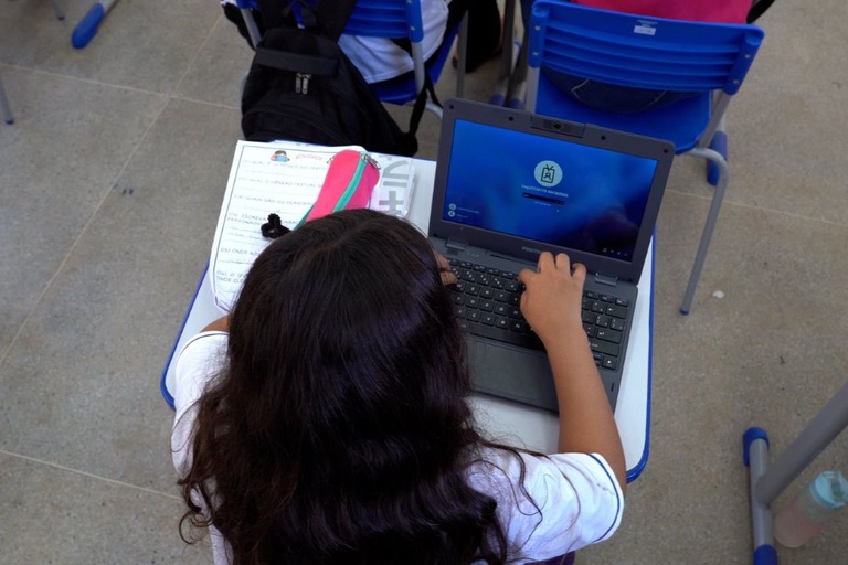 Acesso à internet em escolas da rede pública de Mato Grosso chega a 98,3% em 2025