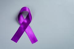 Fevereiro Roxo amplia debate sobre doenças crônicas e os direitos de pessoas com lúpus, fibromialgia e Alzheimer