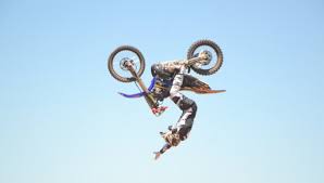 Joaninha apresenta manobras de FMX no Diamantino Radical em Mato Grosso