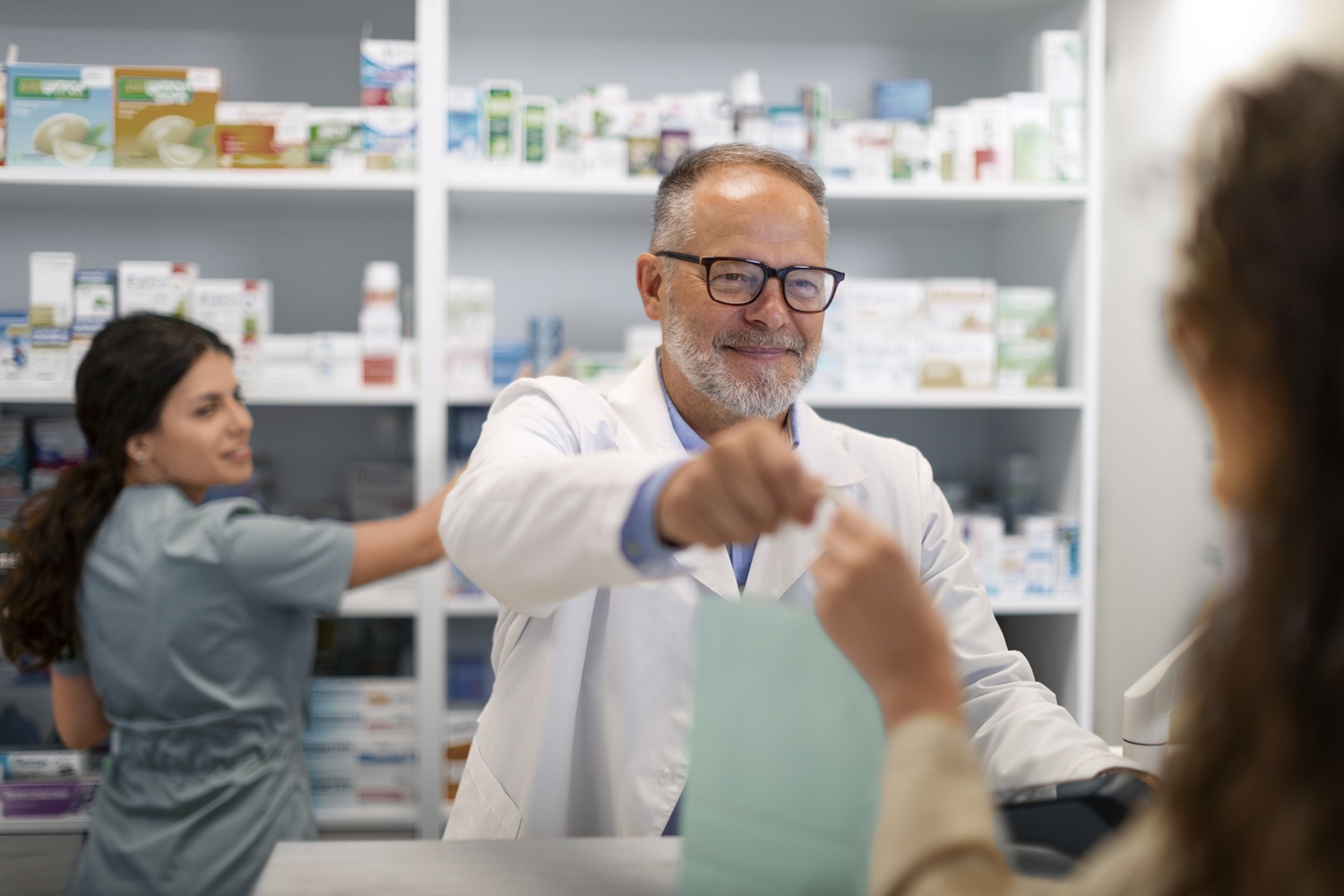 Entre o balcão e o cuidado clínico: o papel crescente do farmacêutico na saúde pública