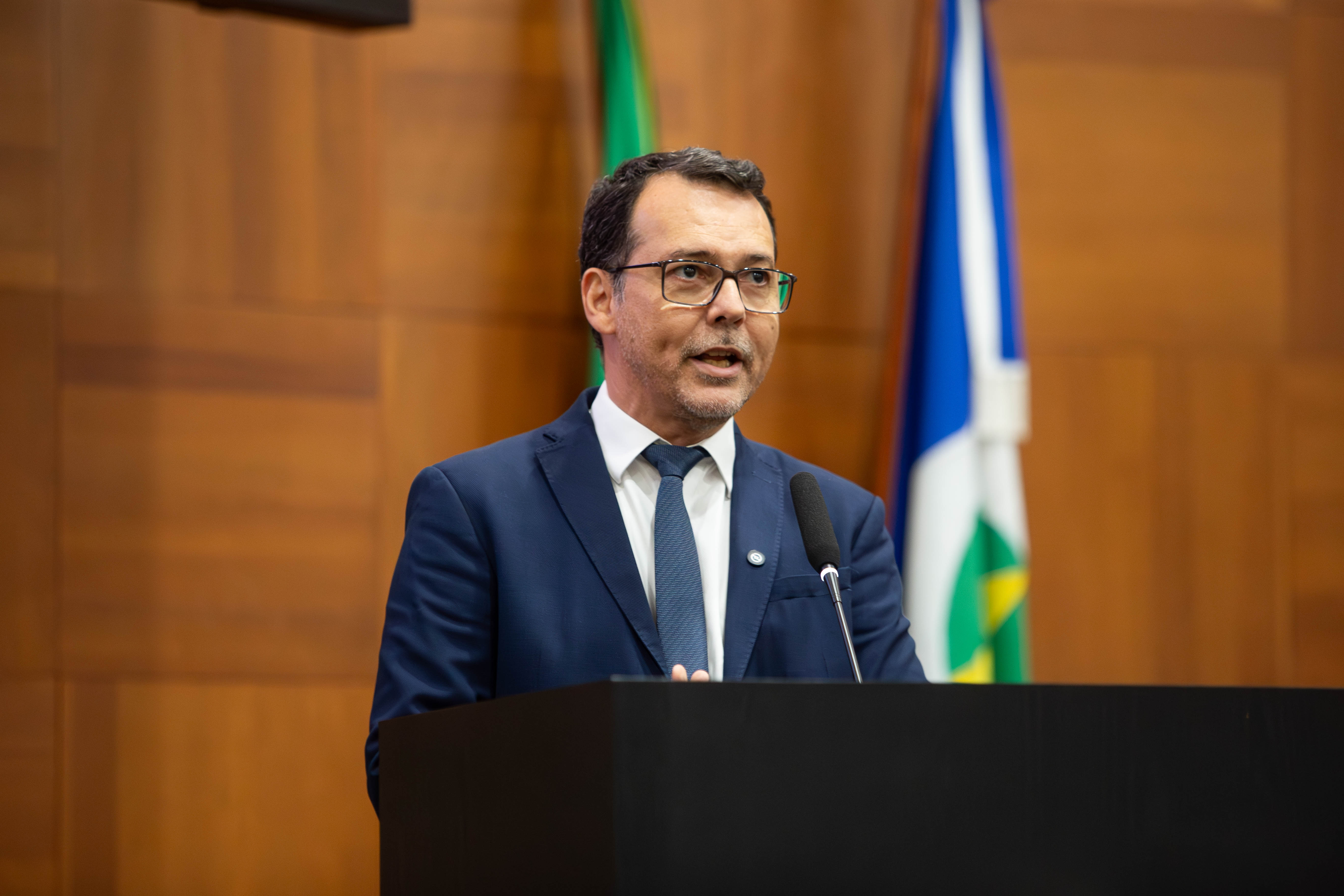 O deputado estadual Wilson Santos (PSD) esteve entre os 10 parlamentares que votaram pela derrubada de veto do Governo de Mato Grosso ao Projeto de Lei nº 1.398/2025, nesta quarta-feira (3), em sessão plenária da Assembleia Legislativa, que concedia reaju