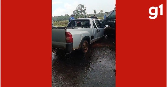 Acidente entre caminhonetes deixa dois mortos durante chuva na MT-060 