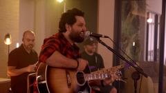 Cantor André Prado leva o rock para dentro de casa em novo projeto acústico