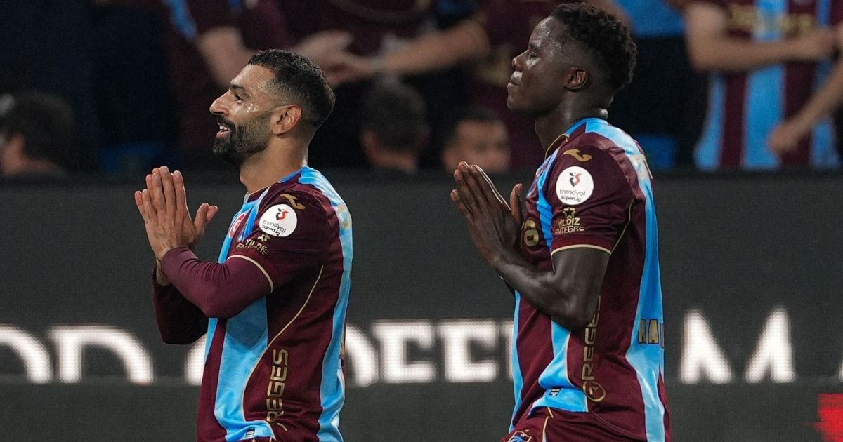 Salah marca hat-trick e comanda goleada do Trabzonspor sobre o Galatasaray