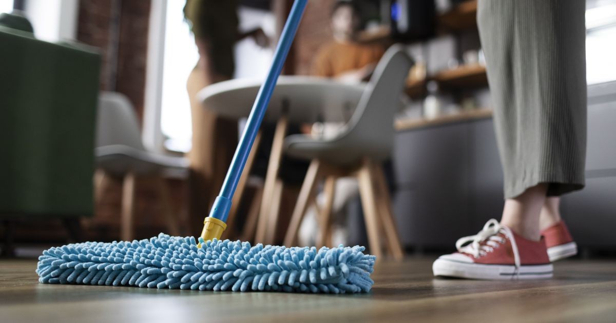 Colocar sal na água antes de limpar o chão: para que serve esse truque e por que é recomendado