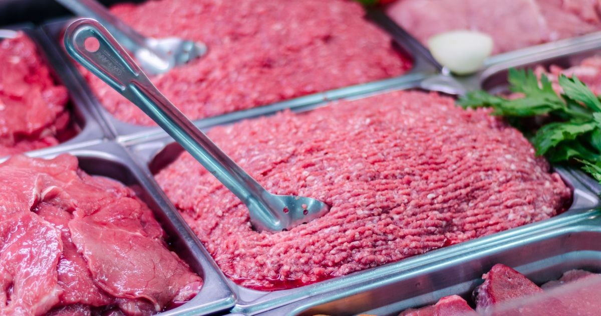 Açougueiro vende carne de porco como se fosse bovina e acaba condenado a 10 anos de prisão no Iraque; entenda o caso