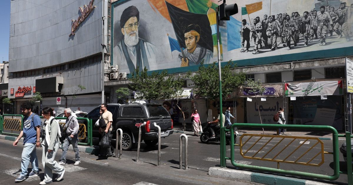 Livro de memórias de ganhadora do Nobel detalha abusos em prisão iraniana