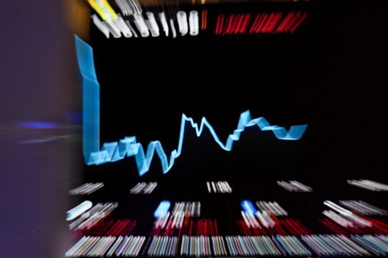Ibovespa abre em alta com petróleo em baixa e pesquisa eleitoral; dólar cai