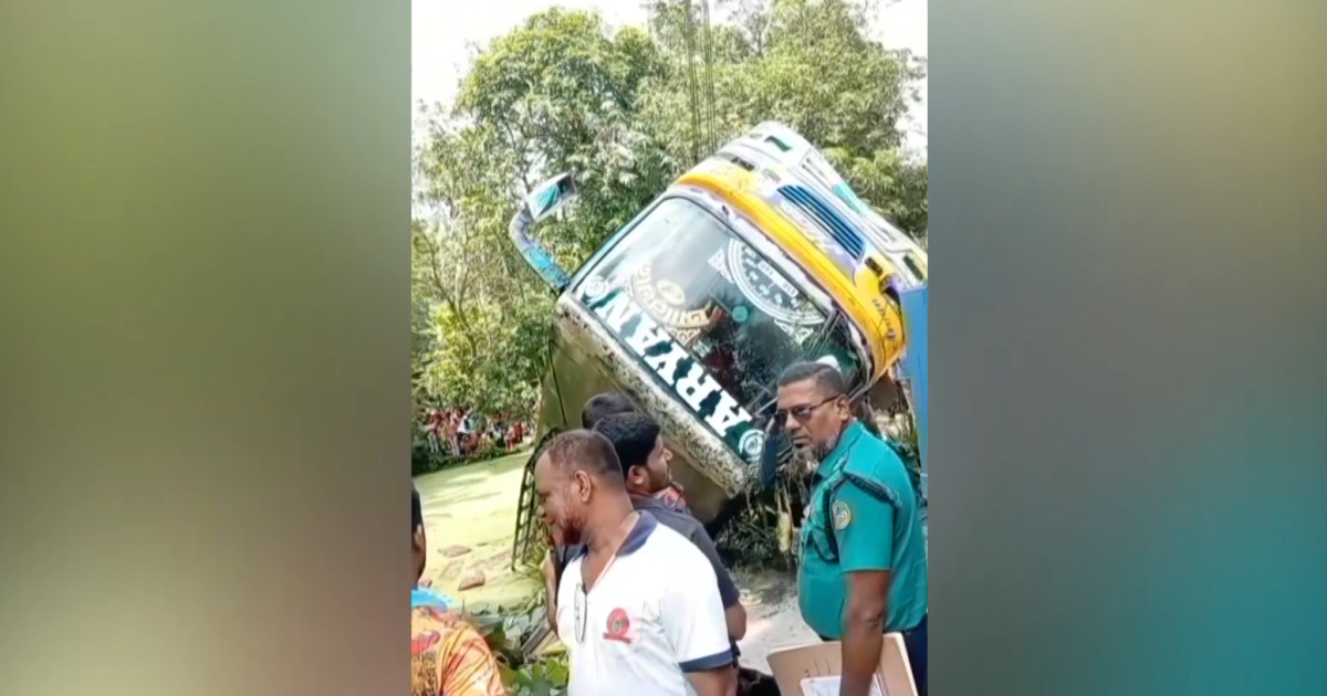 Vídeo: ônibus tomba dentro de lago em Bangladesh e deixa um morto