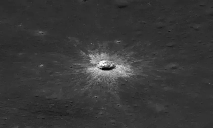 A superfície da Lua sofreu um violento encontro com um cometa ou um asteroide e possui uma enorme cicatriz de batalha para provar isso