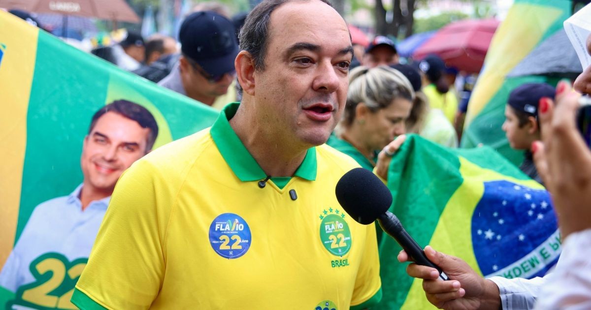 Flávio Roscoe tem alta após internação por pneumonia e positivo para Covid