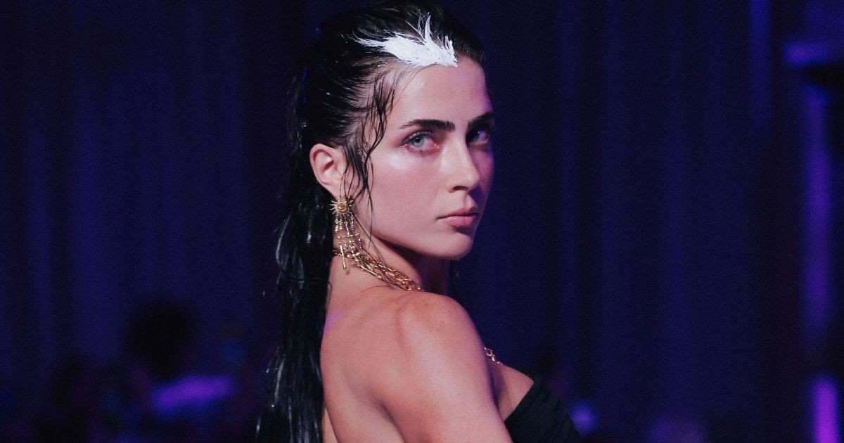 Jade Picon desfila pela primeira vez em uma semana de moda internacional