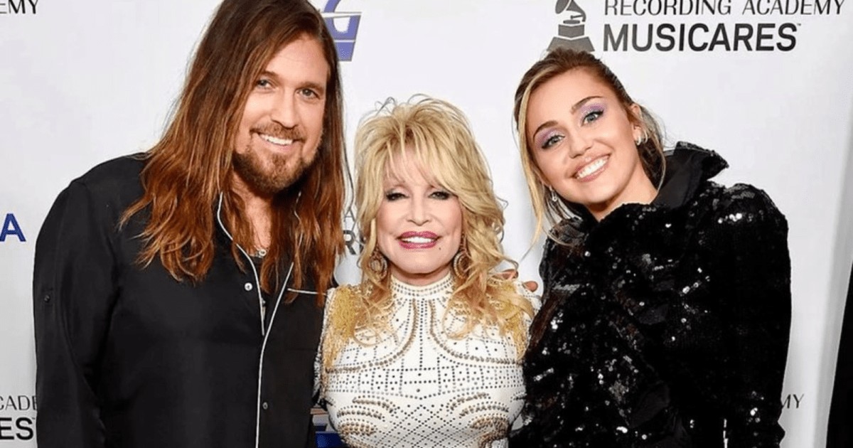 Miley Cyrus diz que Dolly Parton a “obrigou” a participar do Grammy 2024