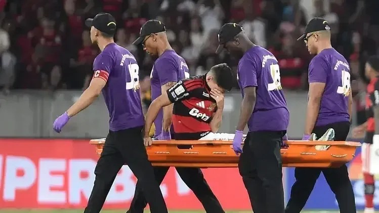 Flamengo confirma lesão de Ayrton Lucas, que será desfalque por um mês