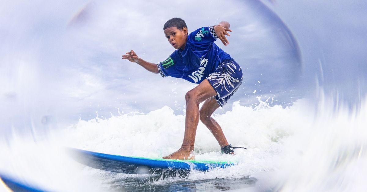 Concurso fotográfico de surfe atrai grande público na Praia de Grumari
