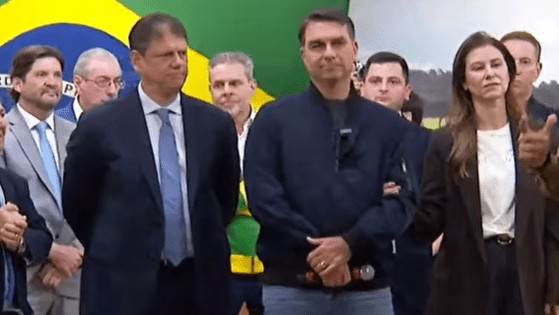 Flávio investe em menções a Deus ao defender preparo e citar “propósito”