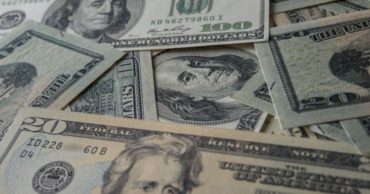 Dólar sobe com mercado avaliando ata do Copom