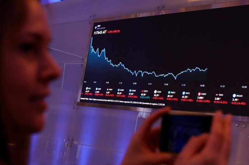 Ibovespa cede na abertura com mercado avaliando ata do Copom; dólar sobe