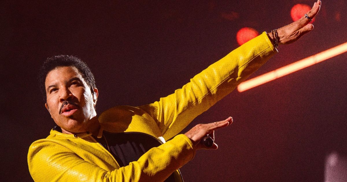 Lionel Richie passa por procedimento cardíaco e pausa agenda de shows