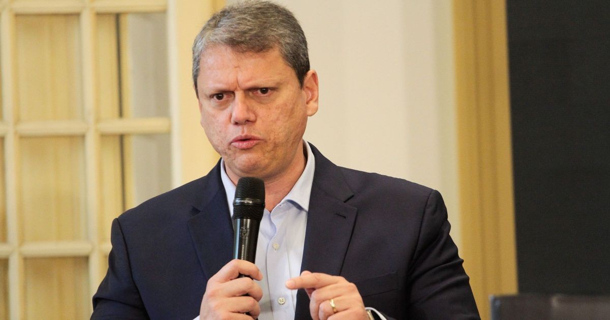 Tarcísio aposta em antipetismo para campanha de Flávio