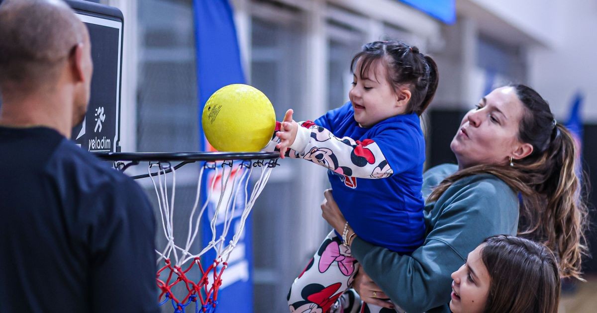 Basquete: Alex Garcia se junta a mais de 150 jovens em evento de inclusão