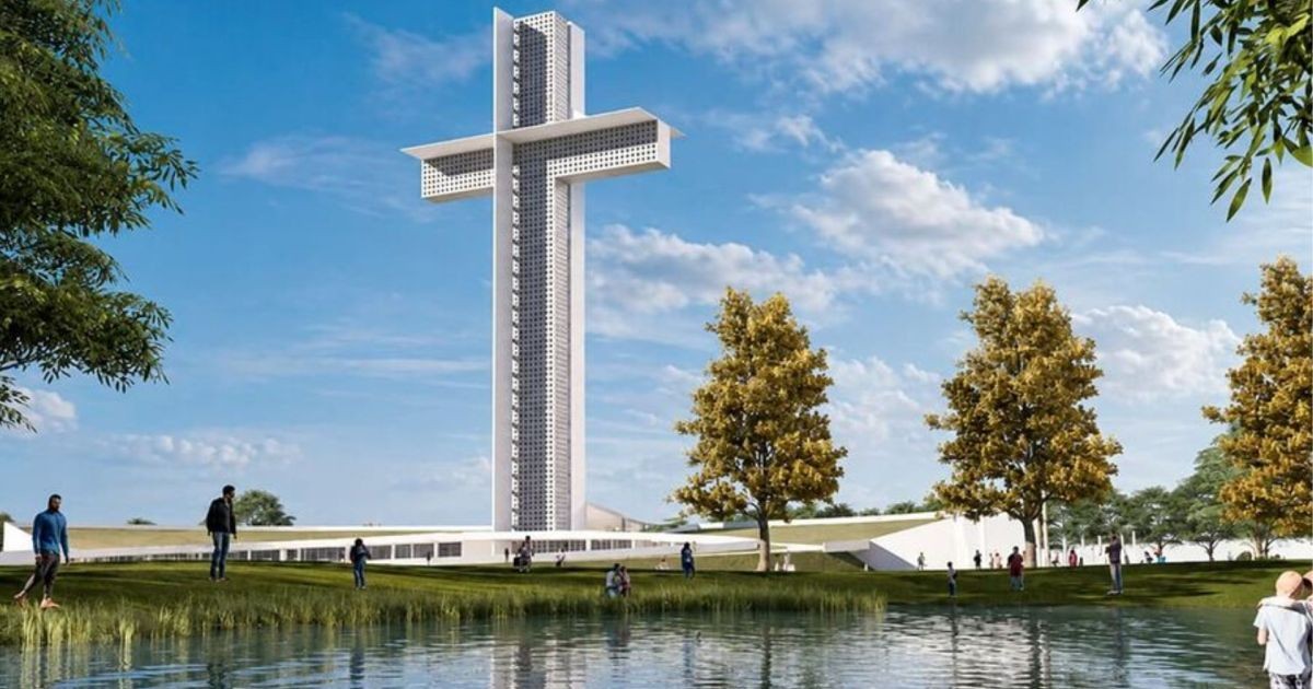 Cruz de 102 metros começa a ser erguida e terá altura equivalente a um prédio de 30 andares e três vezes o tamanho do Cristo Redentor
