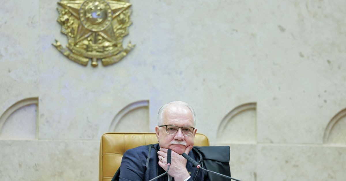 Fachin aguarda Dino para dar andamento a casos envolvendo Moraes e Mendonça