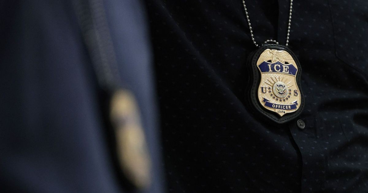 Agentes do ICE detêm por engano cidadão americano em subúrbio de Chicago
