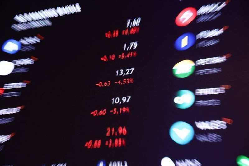 Ibovespa cede com nova pesquisa no radar do trade eleitoral; dólar sobe
