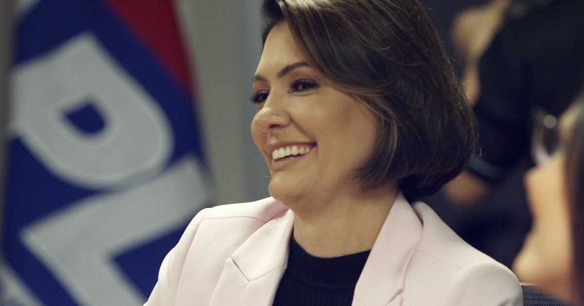 Michelle Bolsonaro recebe alta após internação por crise de enxaqueca