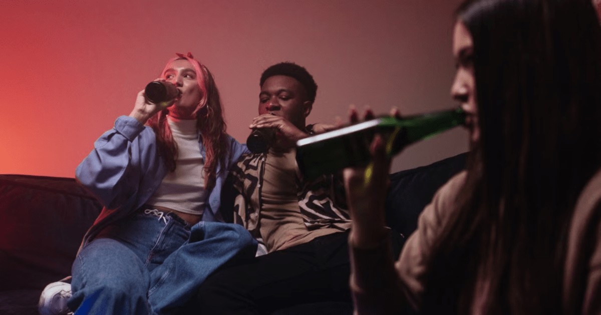 Beber “goró” na adolescência pode deixar marcas no cérebro para o resto da vida; entenda