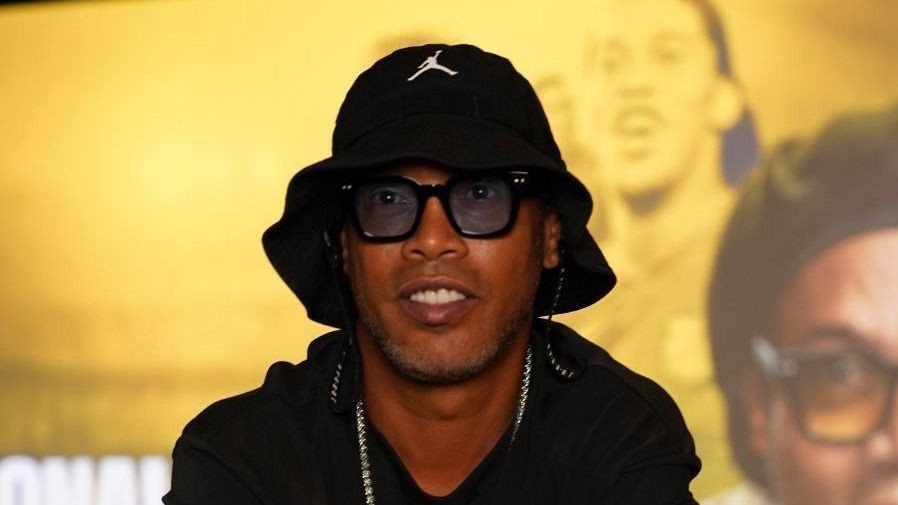Ronaldinho Gaúcho arrasta multidão em aeroporto da Índia