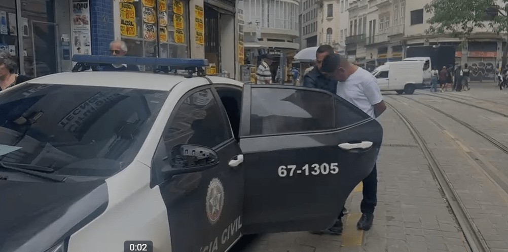 Homem apontado como líder de golpe de celulares é preso no Rio