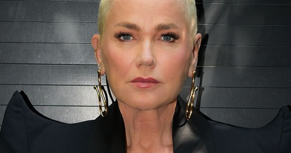 Xuxa exibe shape ao fazer pilates ao lado da cachorrinha