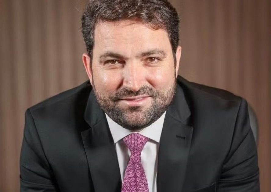 Quem é o advogado que diz ter bancado voo de Flávio em jato de Vorcaro