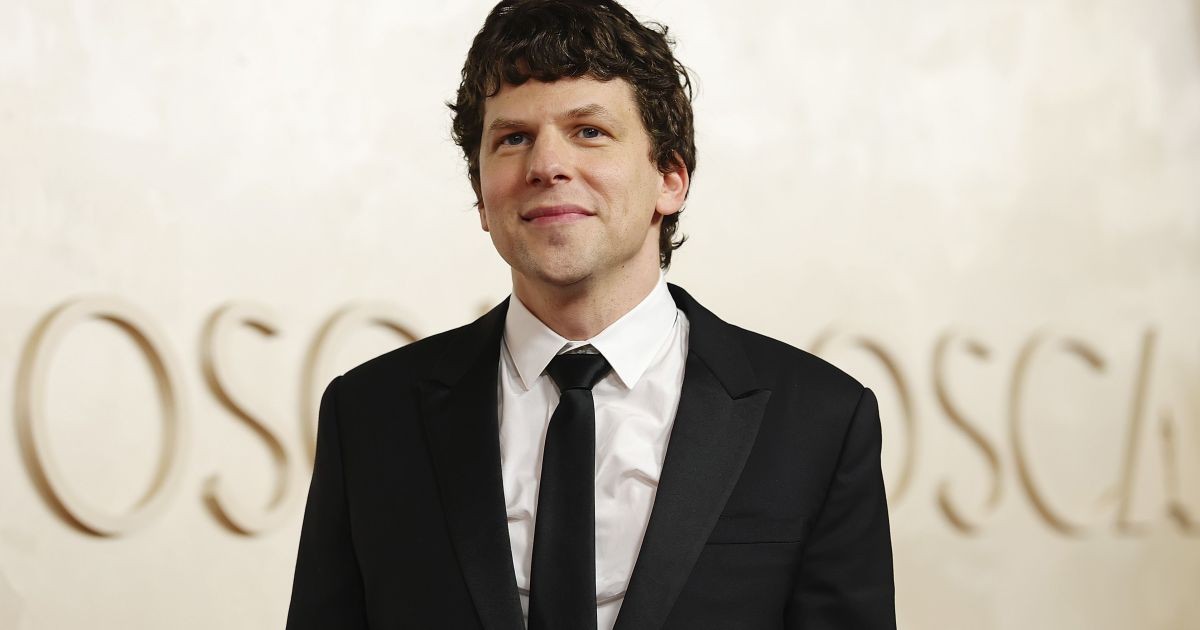 Jesse Eisenberg leva memórias da infância para “The Debut”; conheça o filme