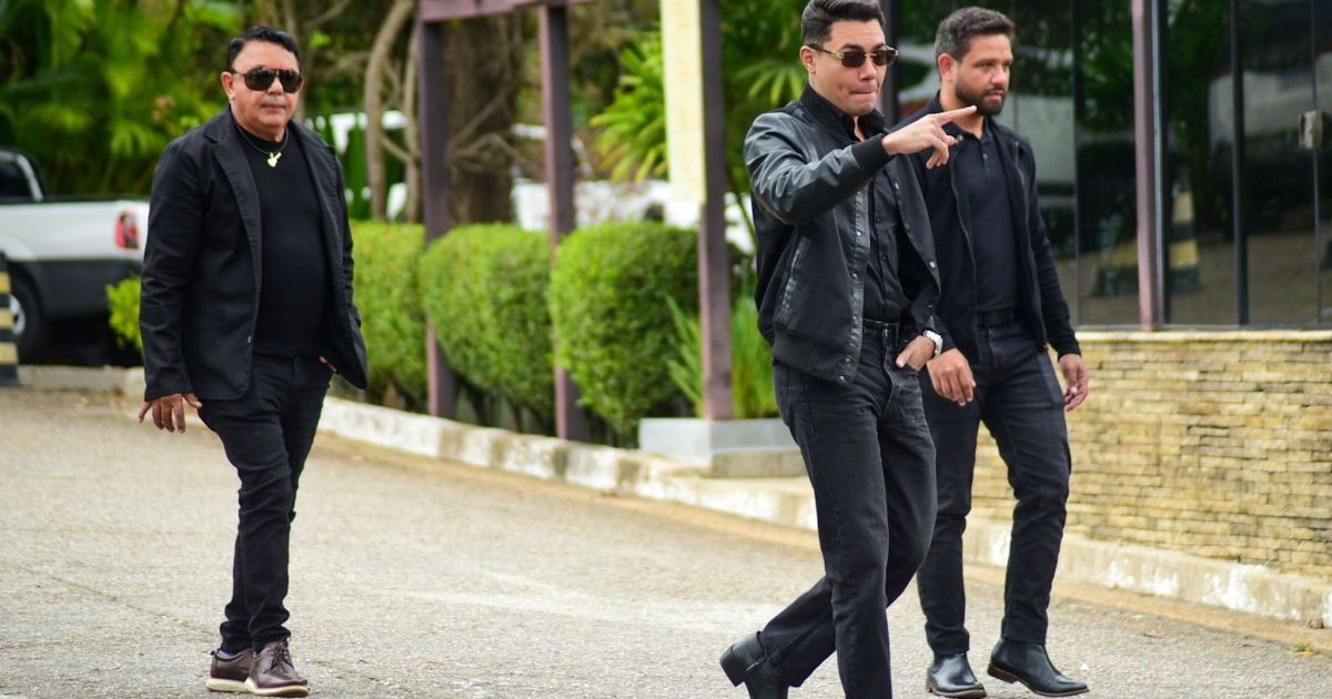 Pai e irmão de Cristiano Araújo vão a velório de Rick; veja fotos