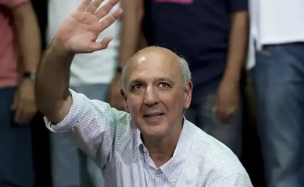 Arruda diz respeitar decisão da Justiça e põe futuro político em xeque