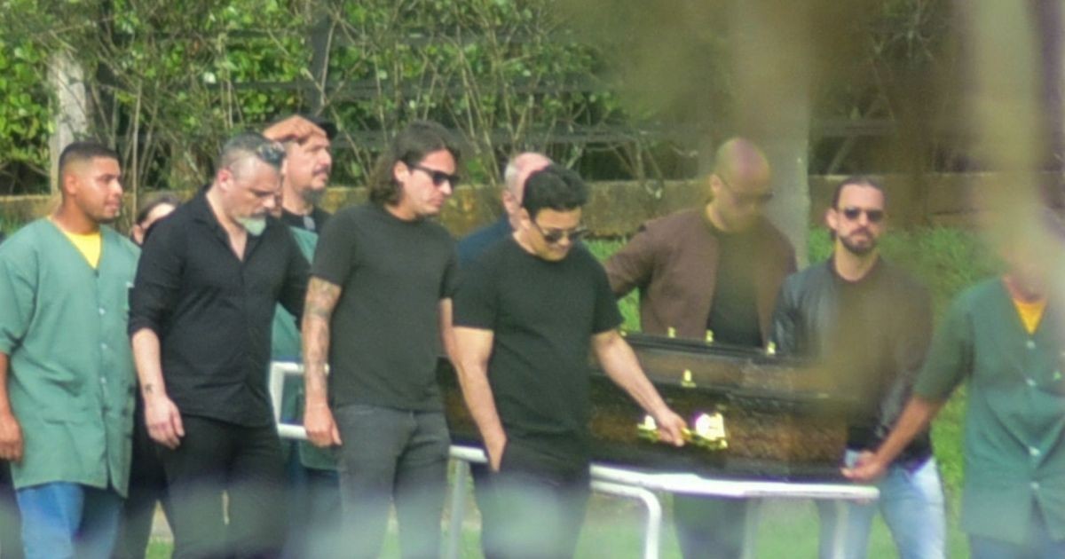 Renner é visto carregando o caixão de Rick no velório do cantor; veja fotos