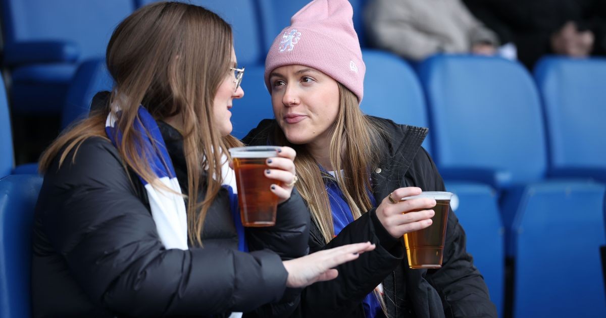 Venda de cerveja em estádios da Inglaterra pode voltar após mais de 40 anos