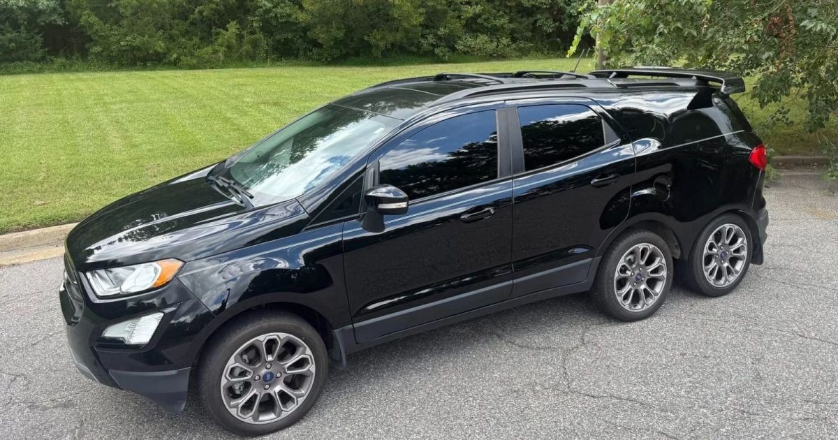 Ford EcoSport de seis rodas é leiloado e chama atenção por forma estranha