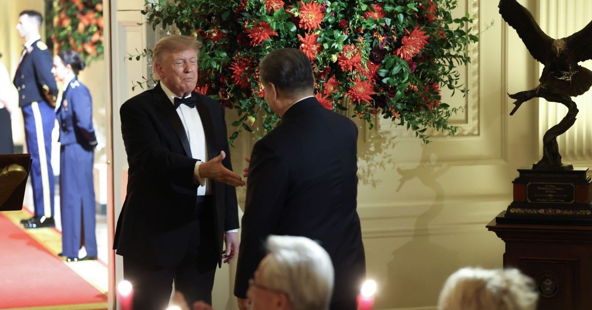 Trump presenteia Xi Jinping com escultura de águia careca, símbolo dos EUA