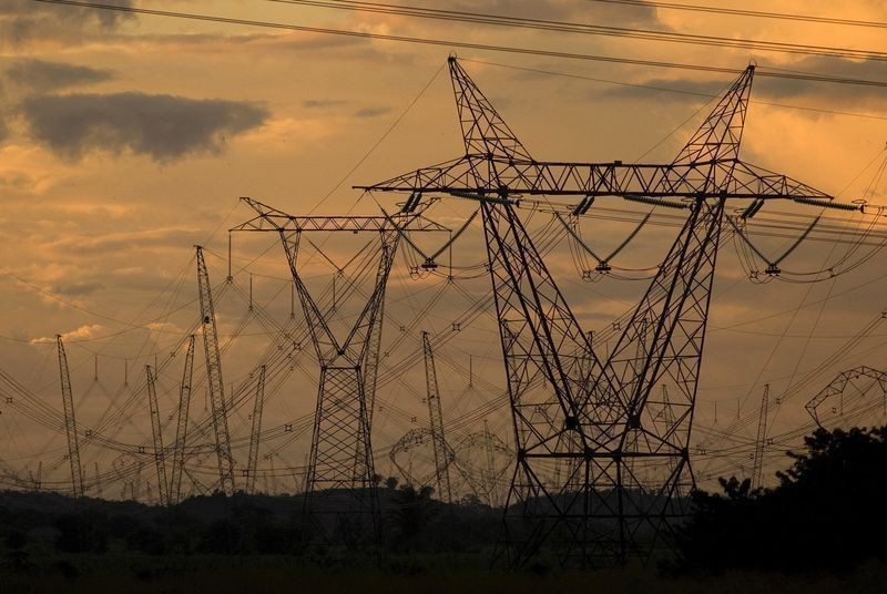 Setor elétrico enfrenta desafios para abrir mercado e garantir oferta