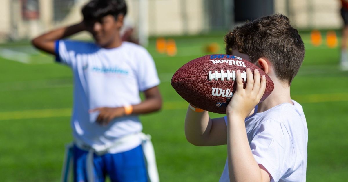 NFL leva flag football e ação educativa ao Rio antes de jogo histórico