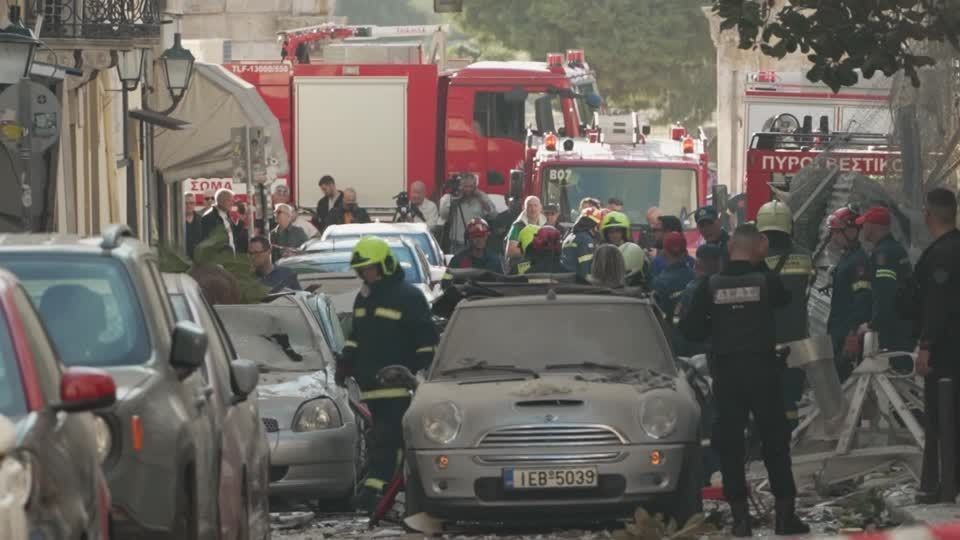Explosão derruba prédio em área turística de Atenas e deixa três feridos